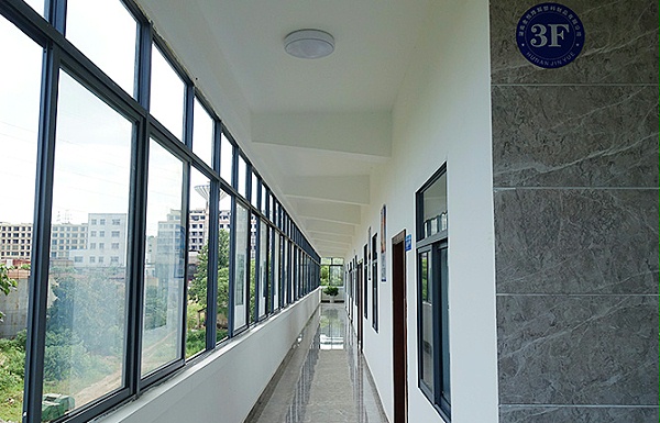 M88体育塑料办公楼走廊